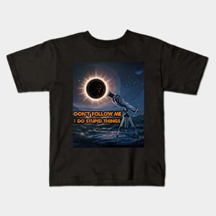 solar eclipse watching Kids T-Shirt